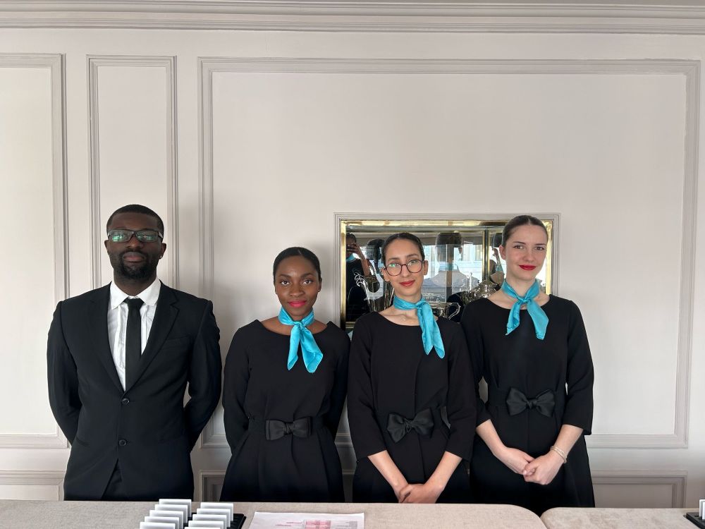 Excellence et distinction : nos hôtes et hôtesses d’accueil à l’Automobile Club de France